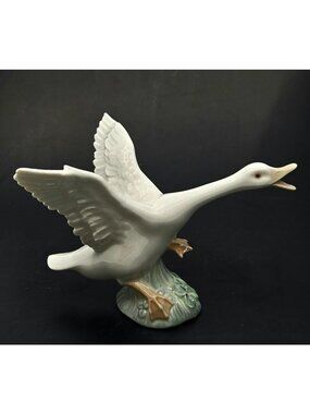 Lladro Handcrafted Porcelain Flying Goose Figurine #5225 Signed 1983 Collectible